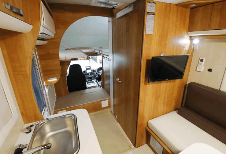 おしゃれな内装のキャンピングカーの二段ベッドで秘密基地のように遊ぶ子供たち